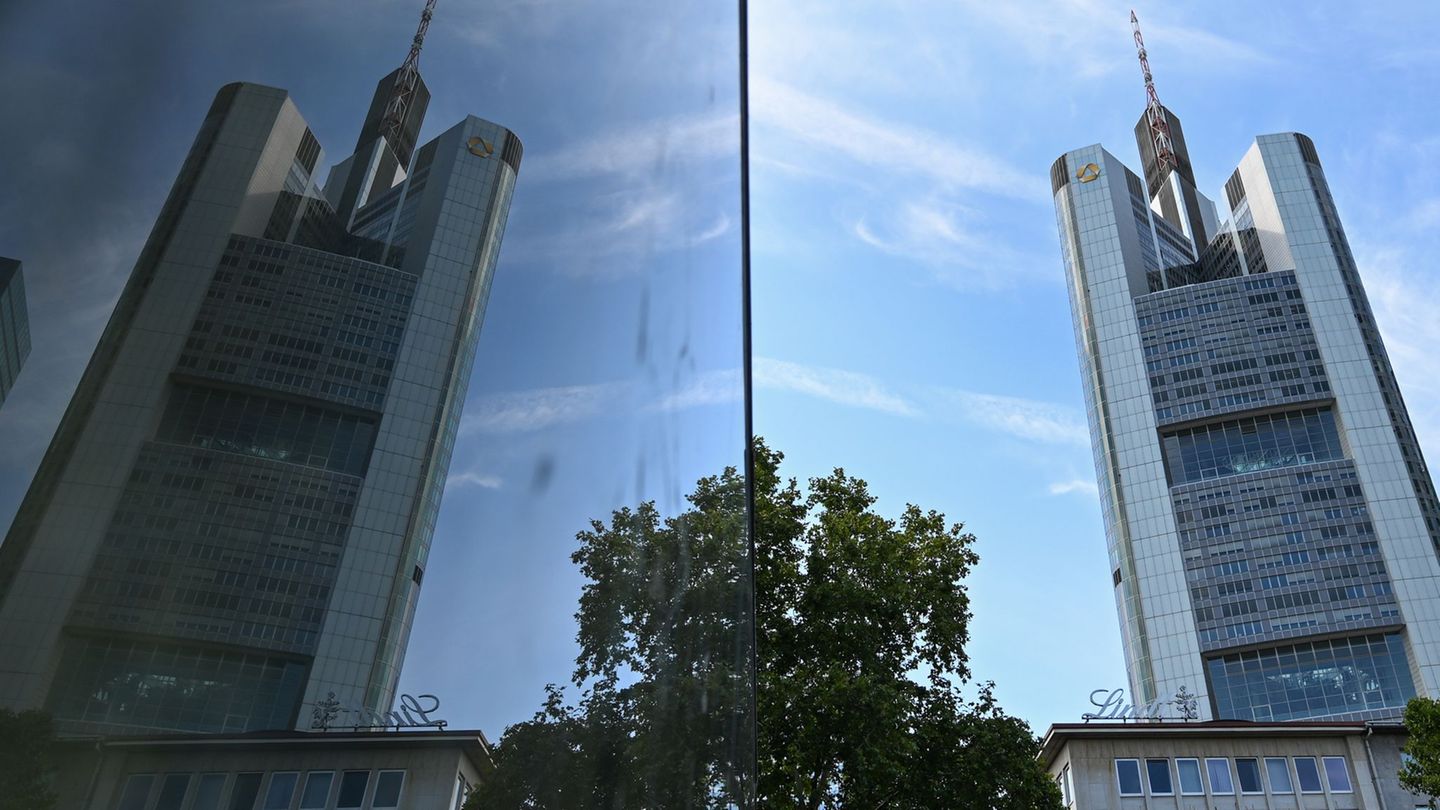 Die Zentrale der Commerzbank in Frankfurt am Main spiegelt sich in einer Glasscheibe. Foto: Arne Dedert/dpa