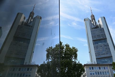 Die Zentrale der Commerzbank in Frankfurt am Main spiegelt sich in einer Glasscheibe. Foto: Arne Dedert/dpa