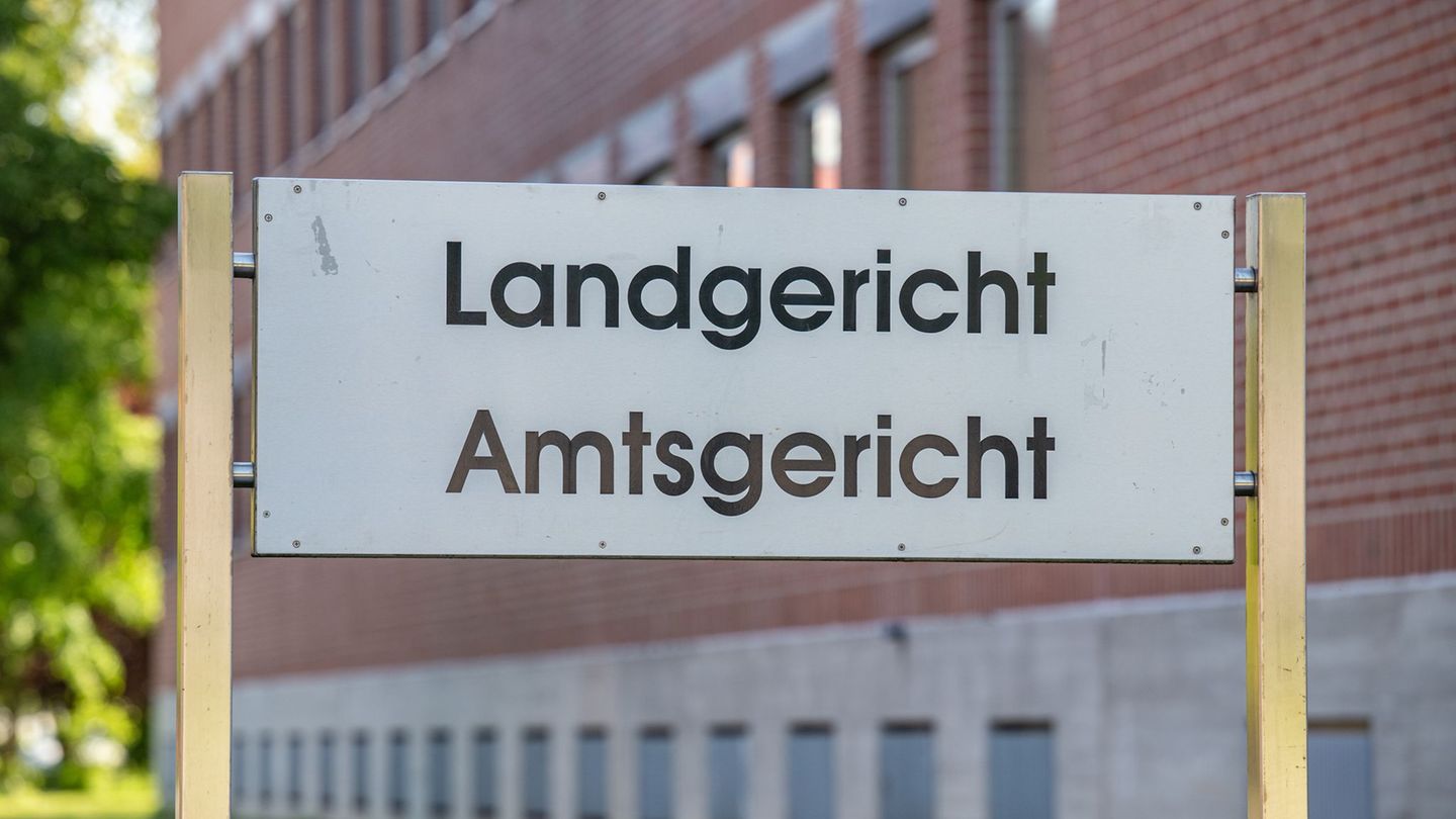 Vor dem Landgericht Landshut ist ein Mann wegen Mordversuchs an einer Pizzabotin angeklagt. (Symbolbild) Foto: Armin Weigel/dpa