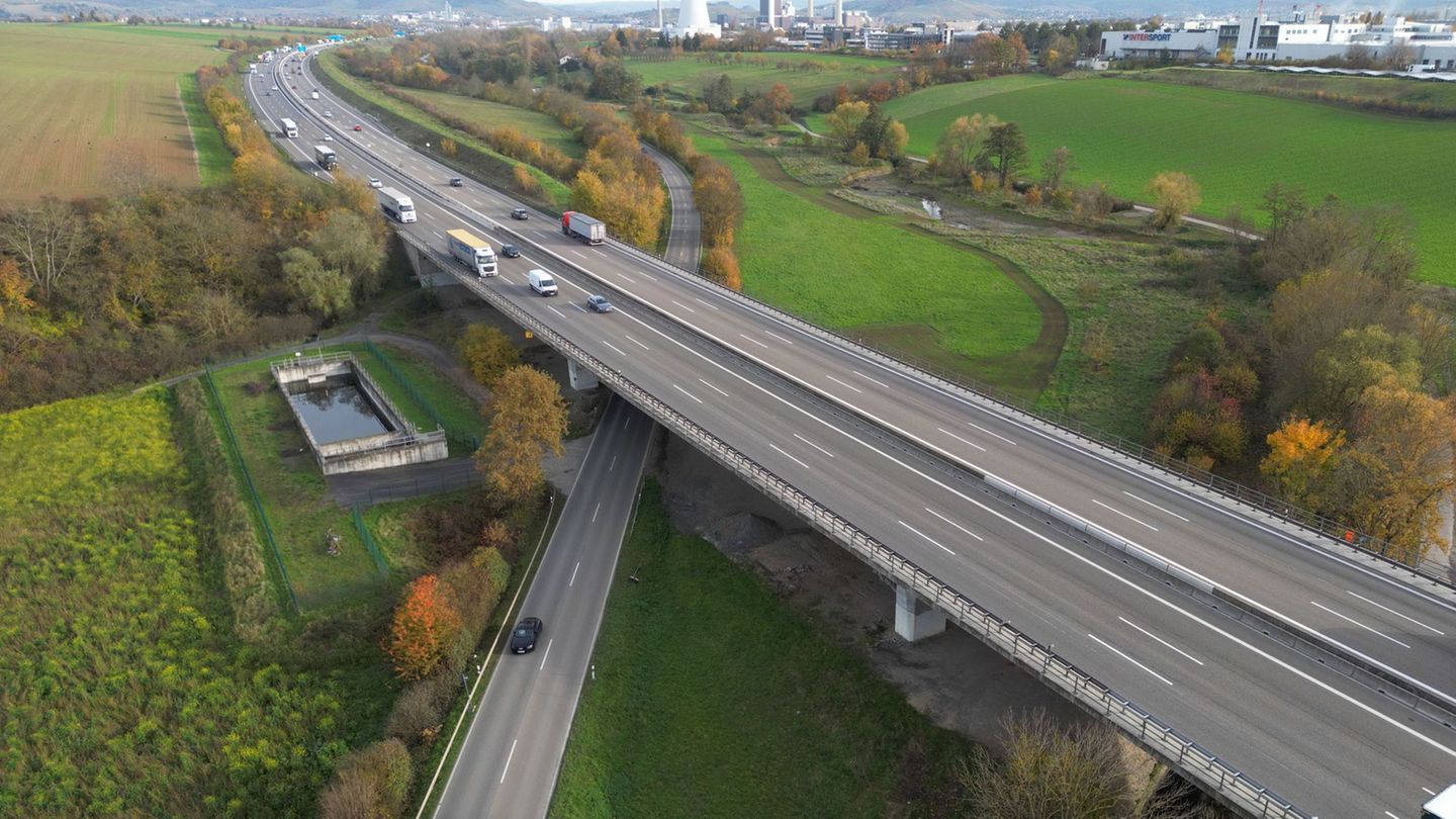 Müsste die Autobahnbrücke über das Tal des Böllinger Bachs bei Heilbronn gesperrt werden, würde das einen hohen Schaden verursac
