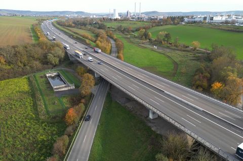 Müsste die Autobahnbrücke über das Tal des Böllinger Bachs bei Heilbronn gesperrt werden, würde das einen hohen Schaden verursac