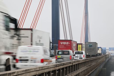 Während einer Vollsperrung des Hamburger Elbtunnels soll der überregionale Verkehr über die Norderelbbrücke ausweichen. (Archivb
