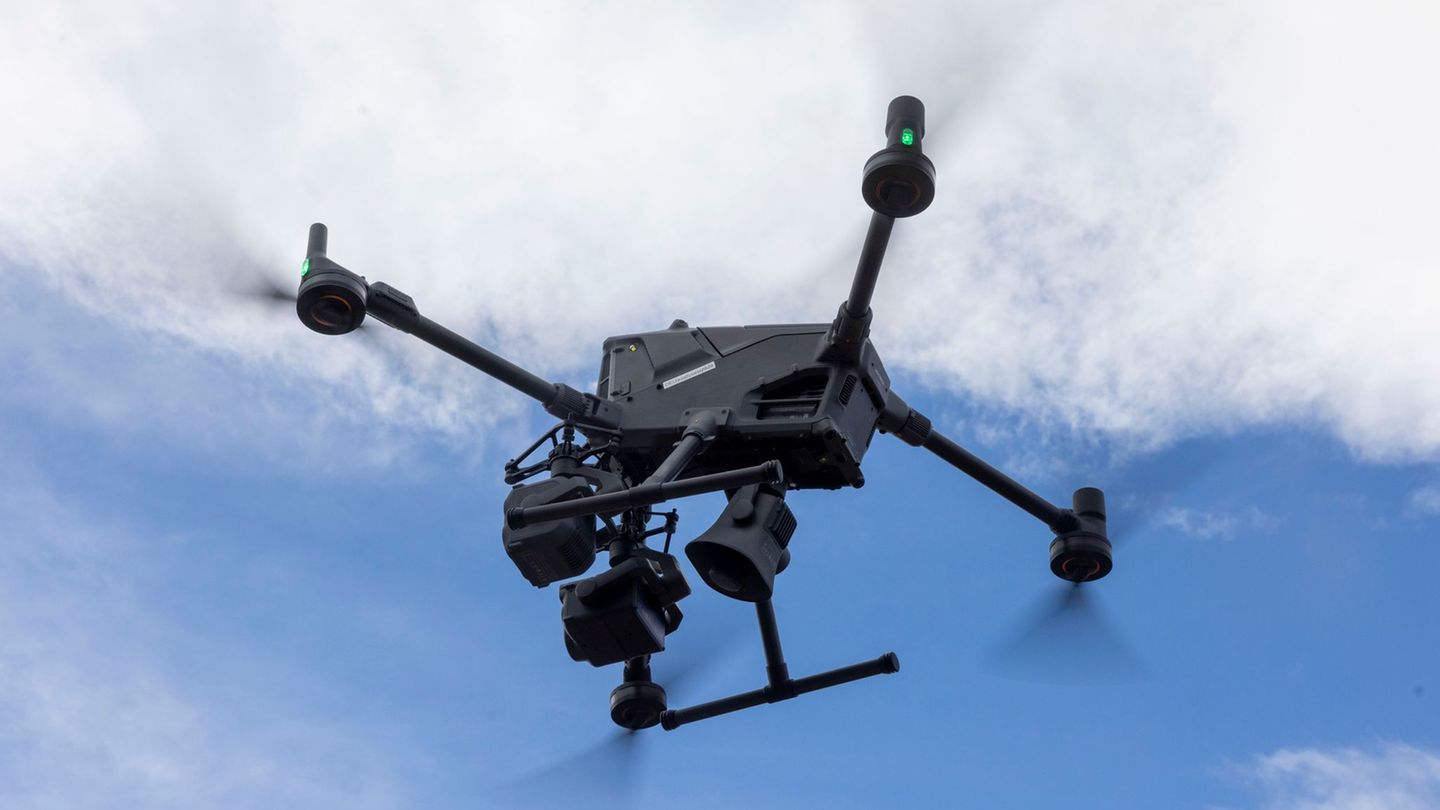 Rund zehn Kilogramm schwer ist das neue fliegende Auge der Frankfurter Feuerwehr mit den anmontierten Zusatzgeräten wie Spezialk