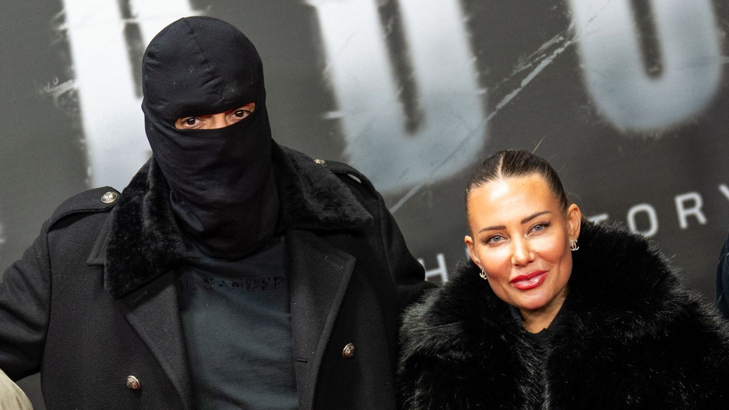 Haftbefehl (bürgerlich Aykut Anhan und hier verhüllt) besucht mit seiner Frau Nina Anhan eine Kinoaufführung der Dokumentation "