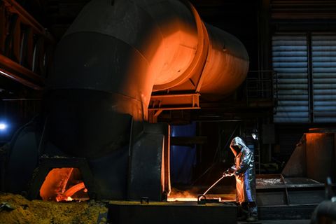 Arbeiter in einem Stahlwerk