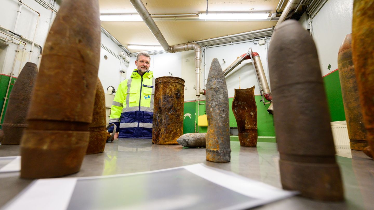 Ingo Schories, Leiter der Abteilung Vernichtung von Munition und Explosivstoffen bei der GEKA, steht neben verschiedenen Munitio