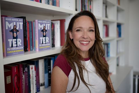 Carolin Kebekus hat ein Buch darüber geschrieben, wie leicht man als Mutter versagen kann - und wie unterhaltsam das Leben mit K