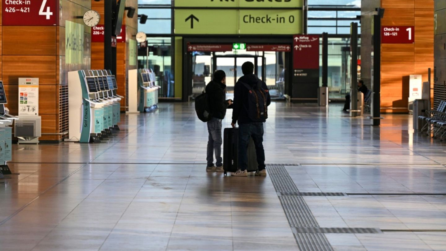 Passagiere am Berliner Flughafen BER