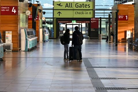 Passagiere am Berliner Flughafen BER