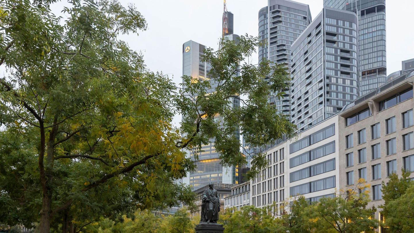 Am Wochenende ist der Himmel in Hessen meist bedeckt. Regen ist ab Sonntag möglich. (Archivbild) Foto: Helmut Fricke/dpa