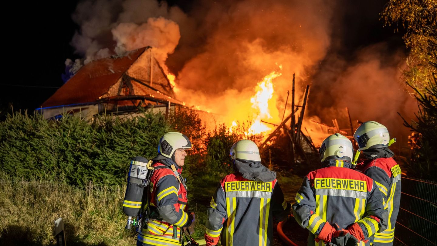 Das Feuer war zunächst in einem Anbau des Hauses ausgebrochen. Foto: Dietmar Thomas/dpa