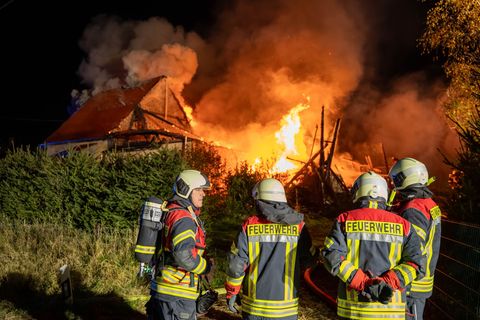 Das Feuer war zunächst in einem Anbau des Hauses ausgebrochen. Foto: Dietmar Thomas/dpa