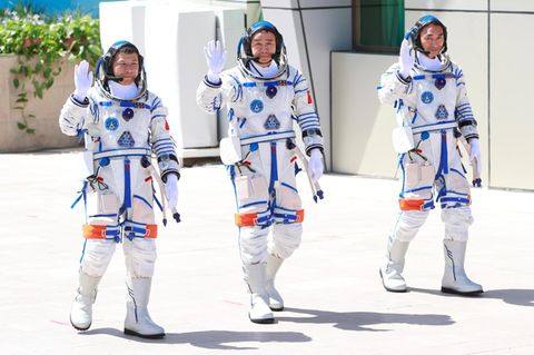 Die chinesischen Astronauten Chen Dong (M.), Chen Zhongrui (r.) and Wang Jie (Archilvbild)