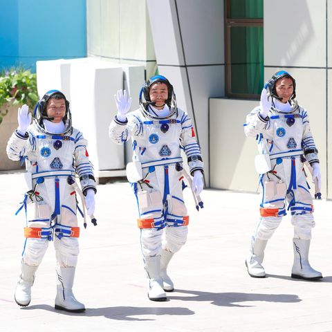 Die chinesischen Astronauten Chen Dong (M.), Chen Zhongrui (r.) and Wang Jie (Archilvbild)