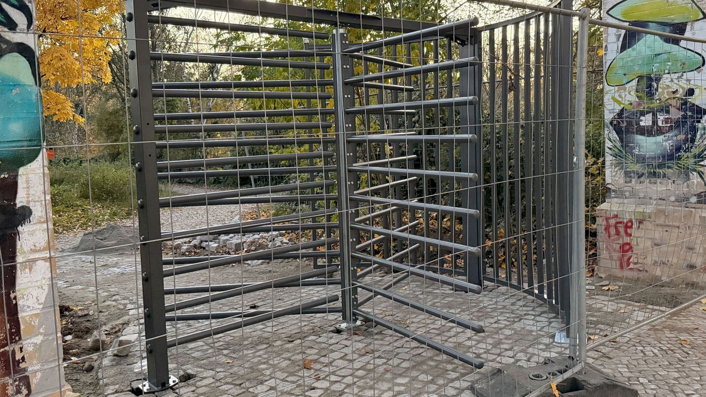 Ein neues Eingangstor am Görlitzer Park in Berlin-Kreuzberg. Foto: Andrea Rabenstein/dpa