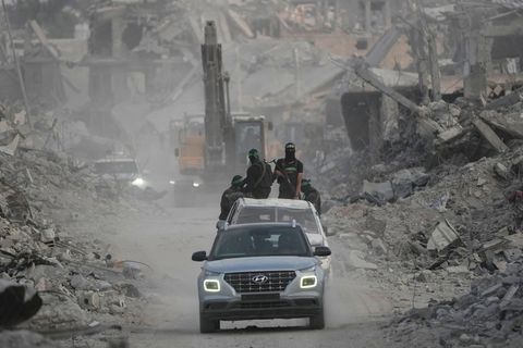 Sechs tote Geiseln befinden sich noch im Gazastreifen. Foto: Jehad Alshrafi/AP/dpa