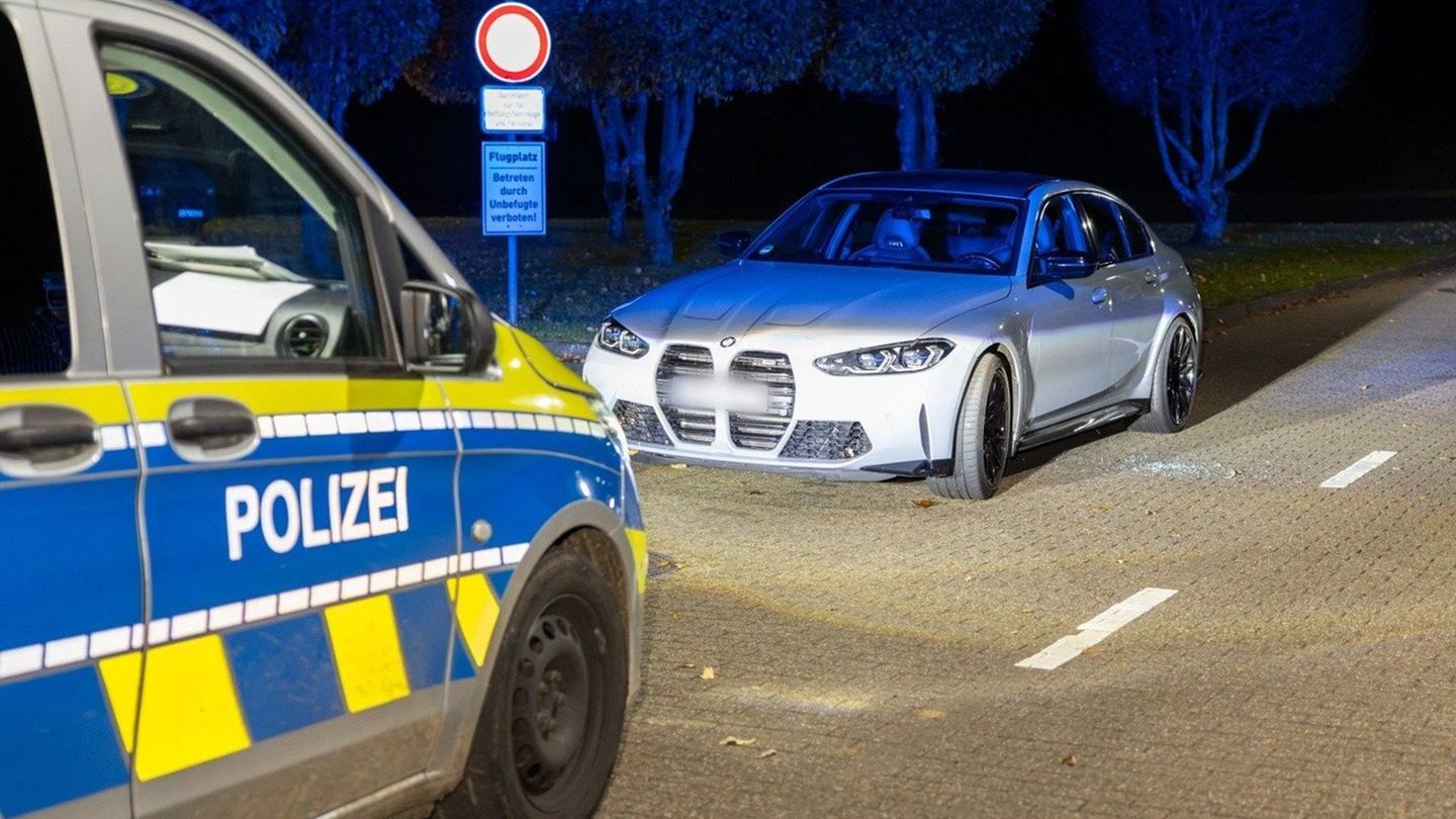 Unbekannte schießen in Dormagen auf einen Autofahrer - der Mann wird schwer verletzt. (Symbolbild) Foto: Jan Ohmen/dpa