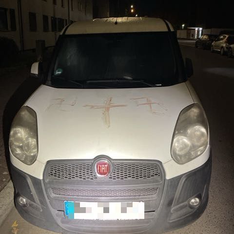 Ein Auto in Hanau weist auf der Motorhaube Hakenkreuzen aus Blut auf