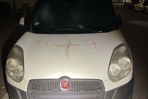 Ein Auto in Hanau weist auf der Motorhaube Hakenkreuzen aus Blut auf