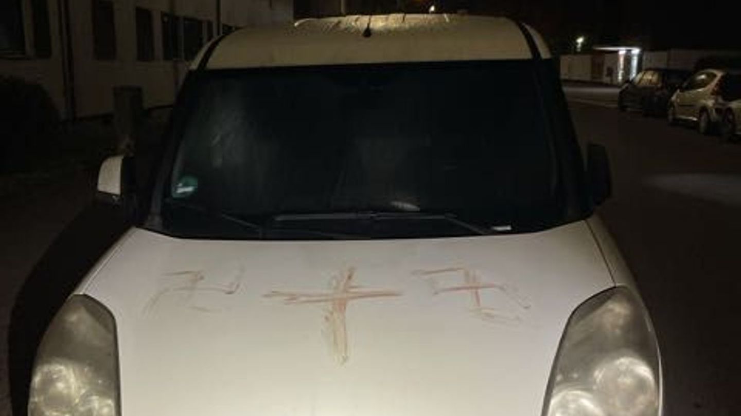 In Hanau wurden Dutzende Fahrzeuge und Hauswände mit Hakenkreuzen beschmiert. Foto: --/Polizeipräsidium Südosthessen/dpa