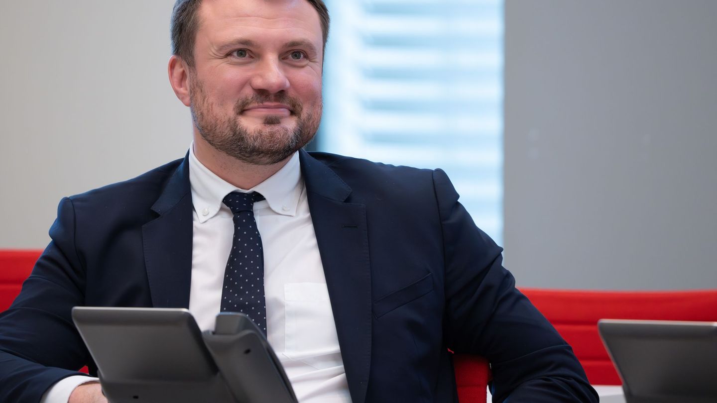 Brandenburgs Wirtschaftsminister Keller fordert billigeren Industriestrom. (Archivbild) Foto: Soeren Stache/dpa