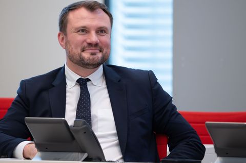 Brandenburgs Wirtschaftsminister Keller fordert billigeren Industriestrom. (Archivbild) Foto: Soeren Stache/dpa