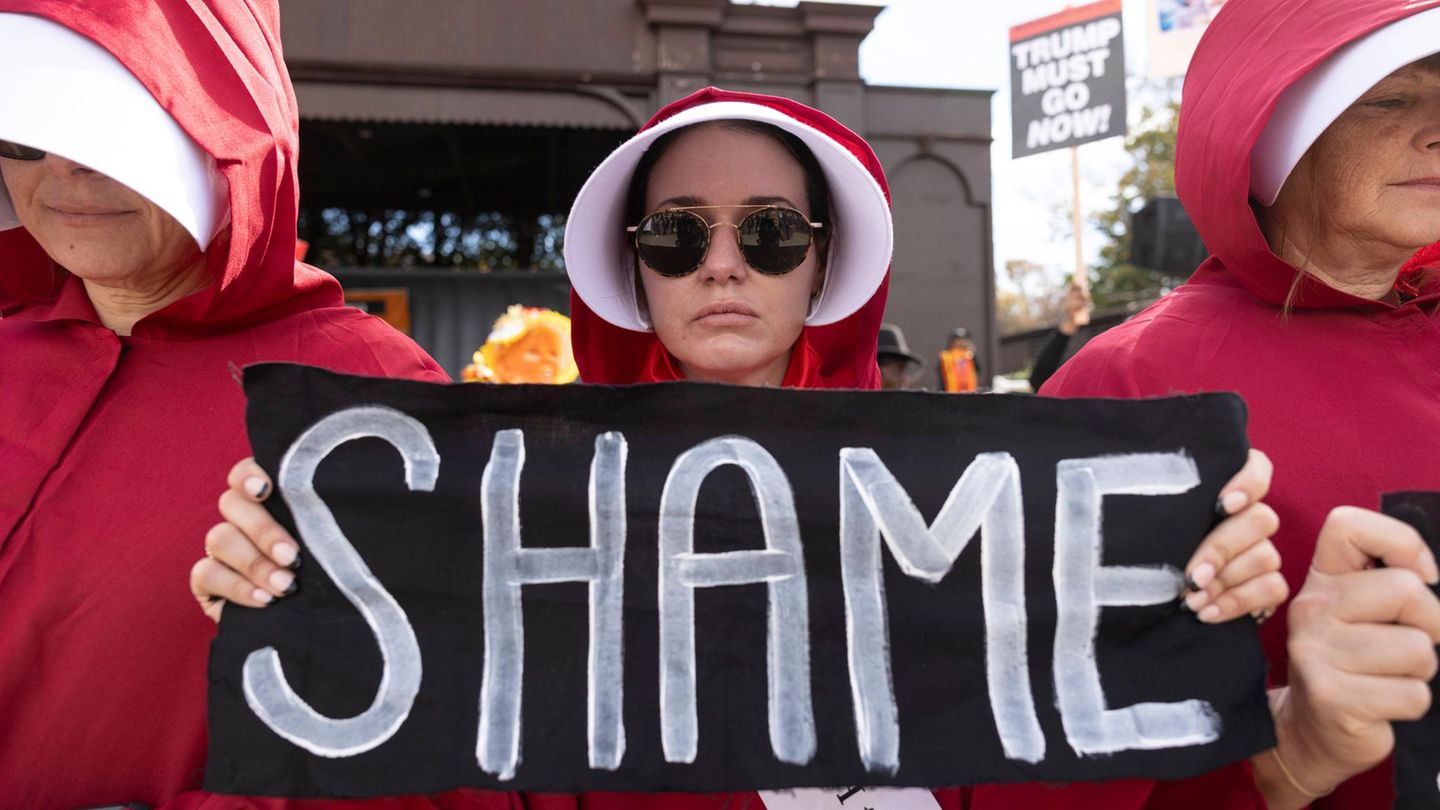Demonstranten protestieren Anfang November in Washington in Kostümen von "Handmaid's Tale" gegen US-Präsident Donald Trump