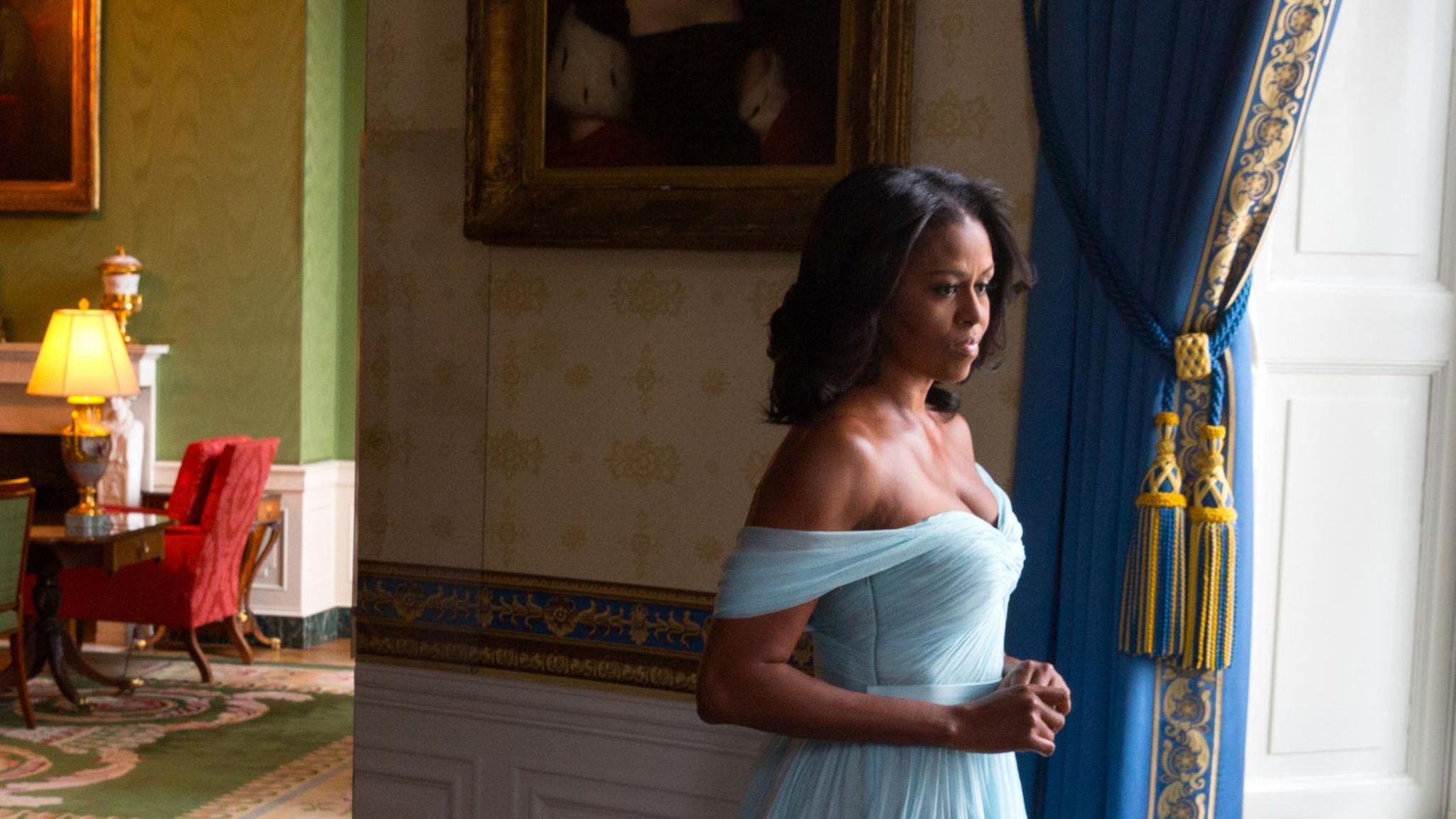 Michelle Obama im hellblauer Robe im Weißen Haus