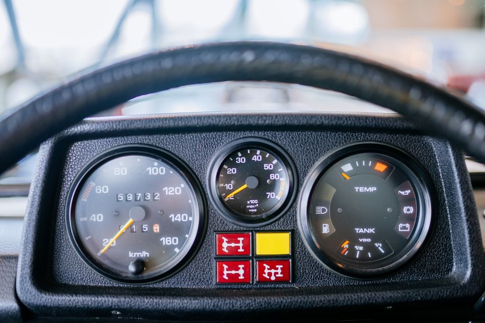 Die Tankanzeige eines alten Mercedes