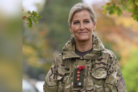 Herzogin Sophie beobachtet Soldaten bei einem nach ihr benannten Wettkampf der Armee.