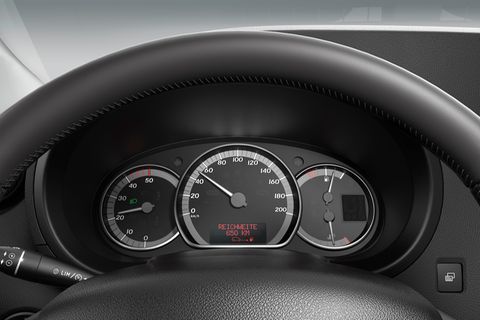 DIe Tankanzeige eines Mercedes