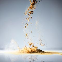 Heilerde rieselt auf einen Haufen