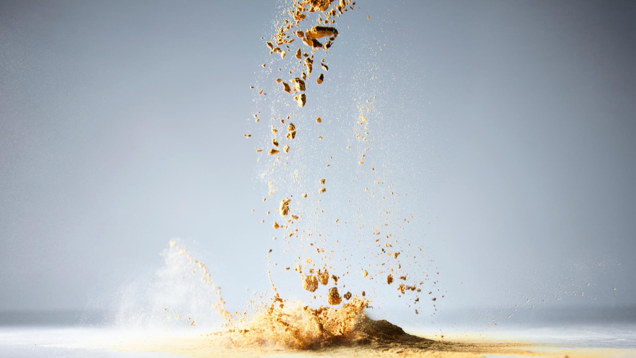 Heilerde rieselt auf einen Haufen