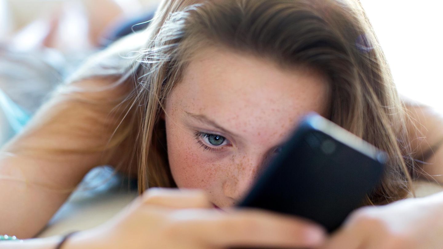 Maja Lunde: Mädchen mit Smartphone liegend