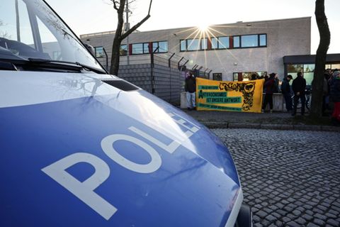 Polizei und Demonstranten vor Oberlandesgericht Dresden