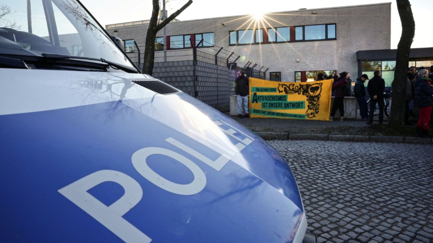 Polizei und Demonstranten vor Oberlandesgericht Dresden