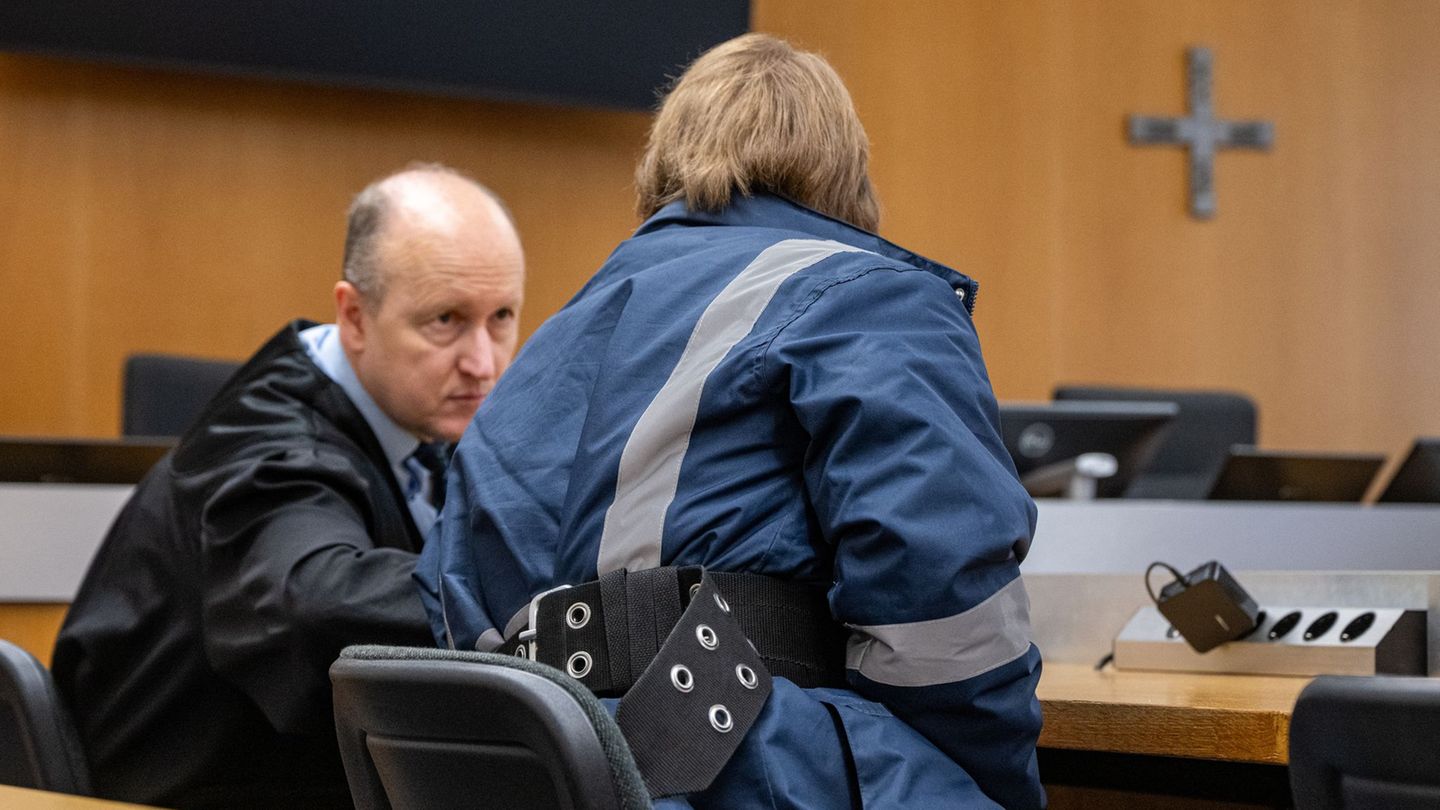 Ein 27 Jahre alter Mann ist vor dem Landgericht Landshut angeklagt, links neben ihm sitzt sein Verteidiger Thomas Fauth. Foto: A