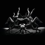 Fünf Menschen machen turnen professionell aber nackt