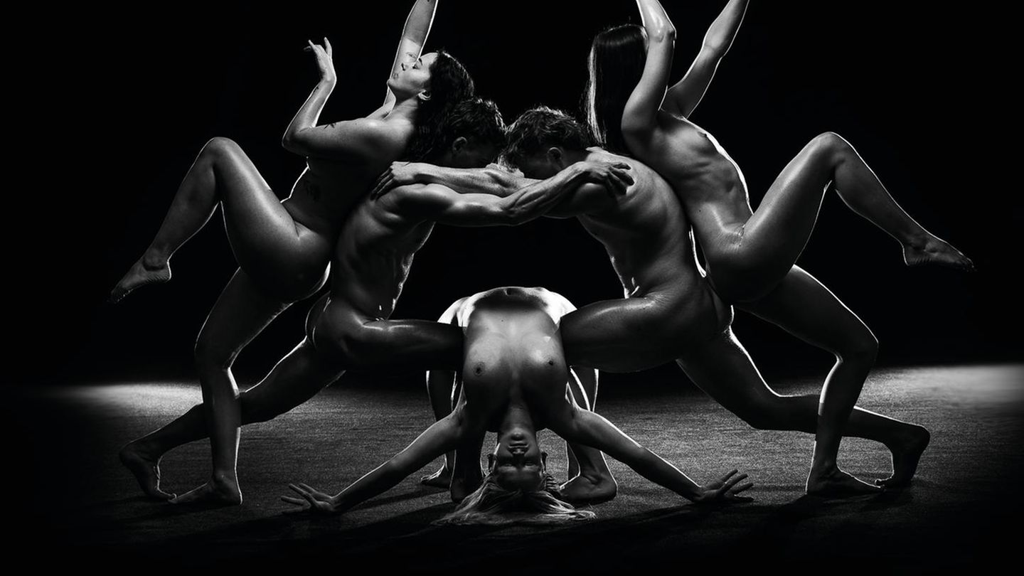 Fünf Menschen machen turnen professionell aber nackt