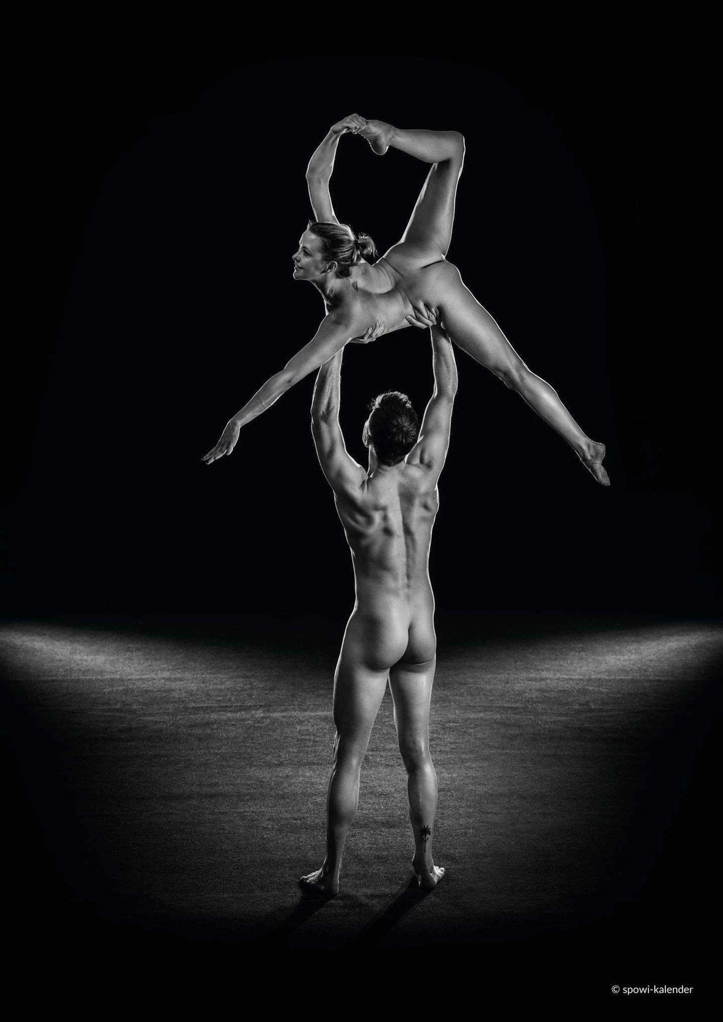Ein Paar turnt nackt