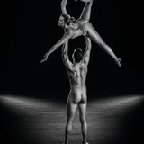 Ein Paar turnt nackt