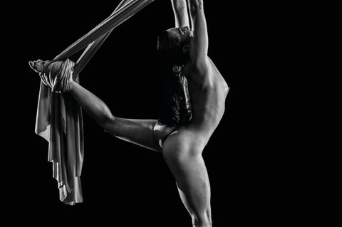 Nackte Frau beim Aerial Yoga