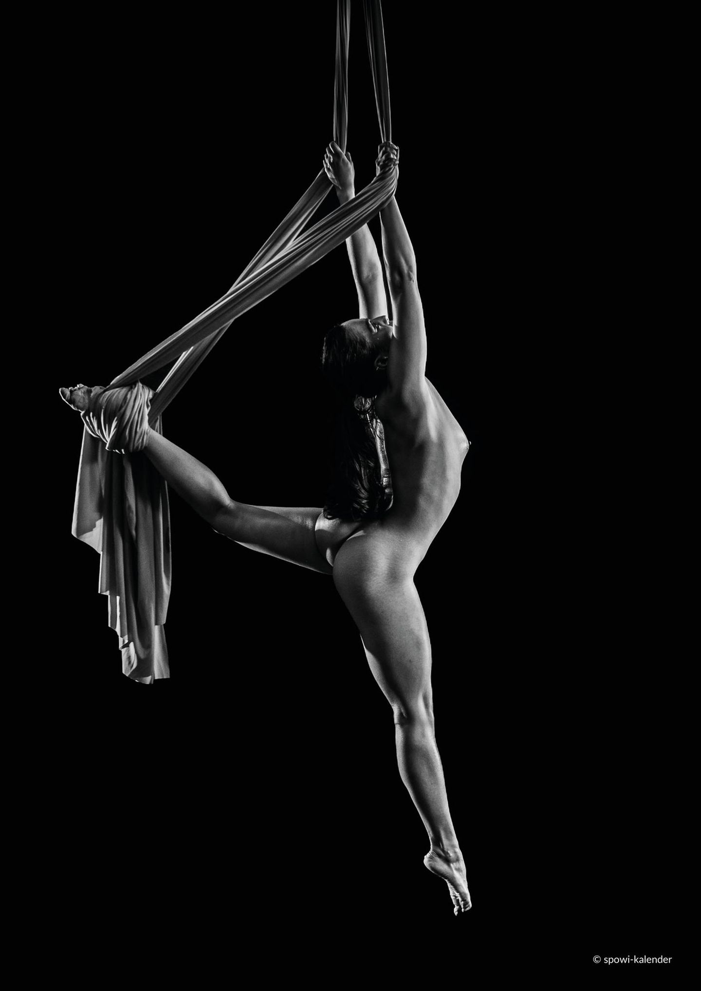 Nackte Frau beim Aerial Yoga