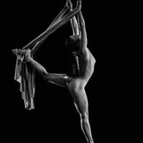 Nackte Frau beim Aerial Yoga