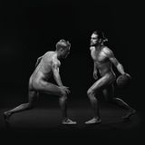 Zwei Männer spielen Basketball, aber ohne Klamotten