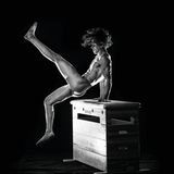 Ein nackter Mann auf dem Sprungkasten