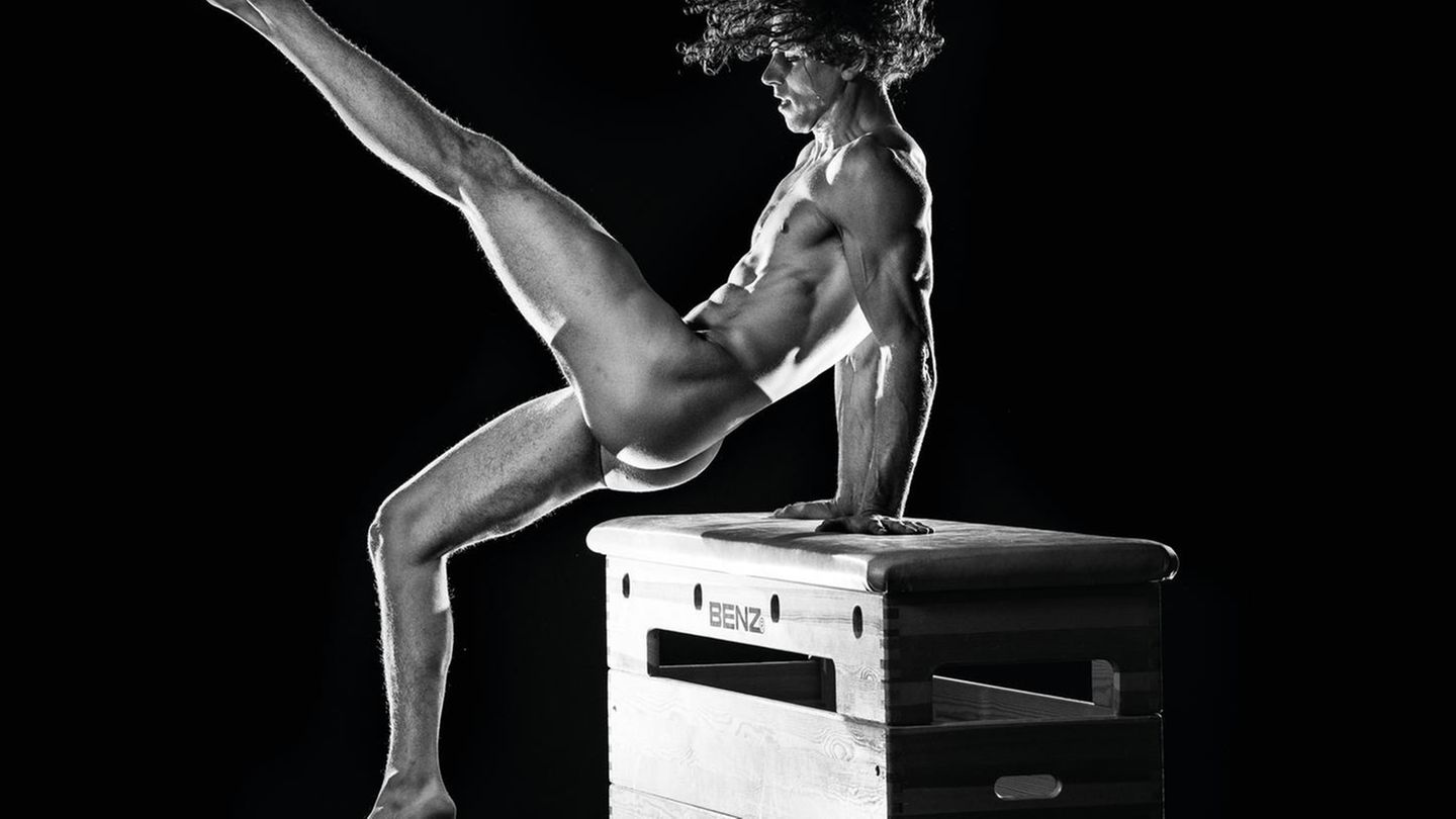 Aktkalender-2026-Stark-gelenkig-nackt-Wenn-Sportstudierende-blank-ziehen