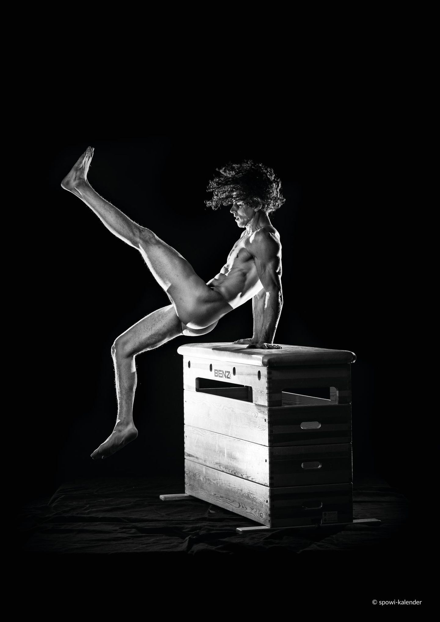 Ein nackter Mann auf dem Sprungkasten