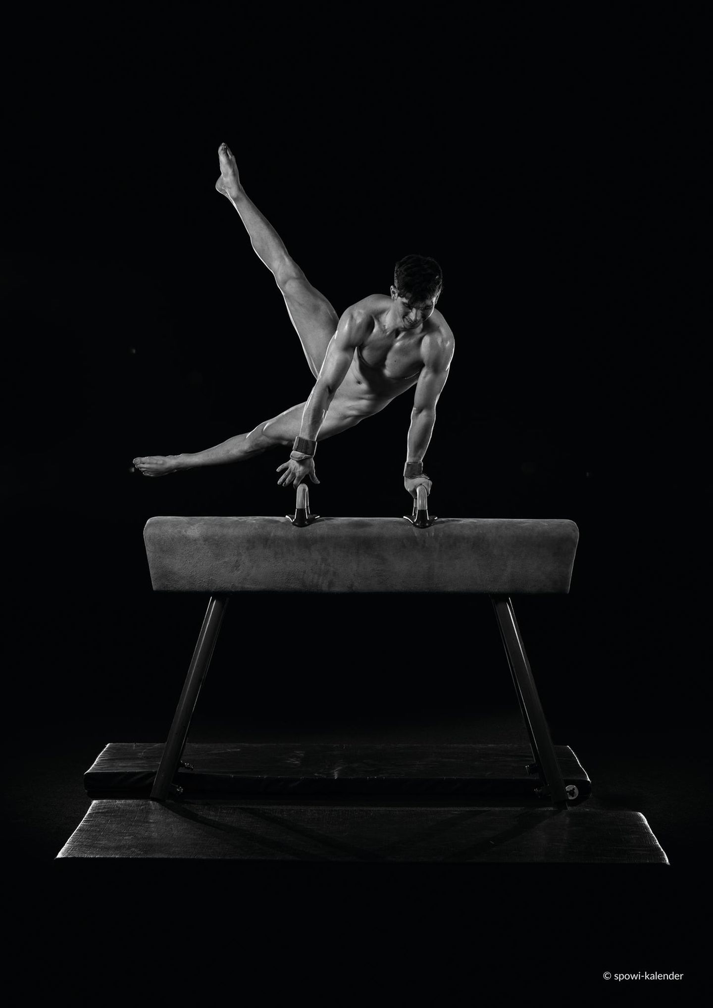 Ein Turner, ohne Klamotten am Pferd