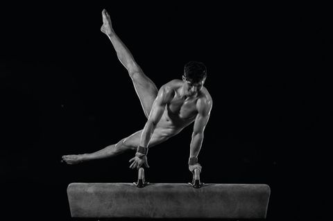 Ein Turner, ohne Klamotten am Pferd